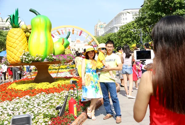 Người dân TPHCM hân hoan du xuân đầu năm ảnh 8